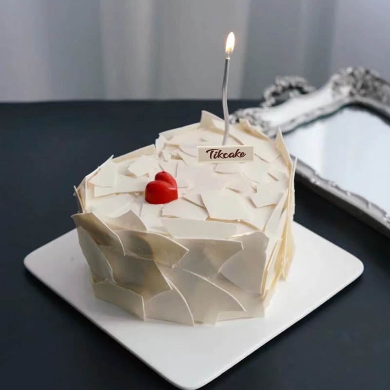 女孩子过生日送蛋糕好吗