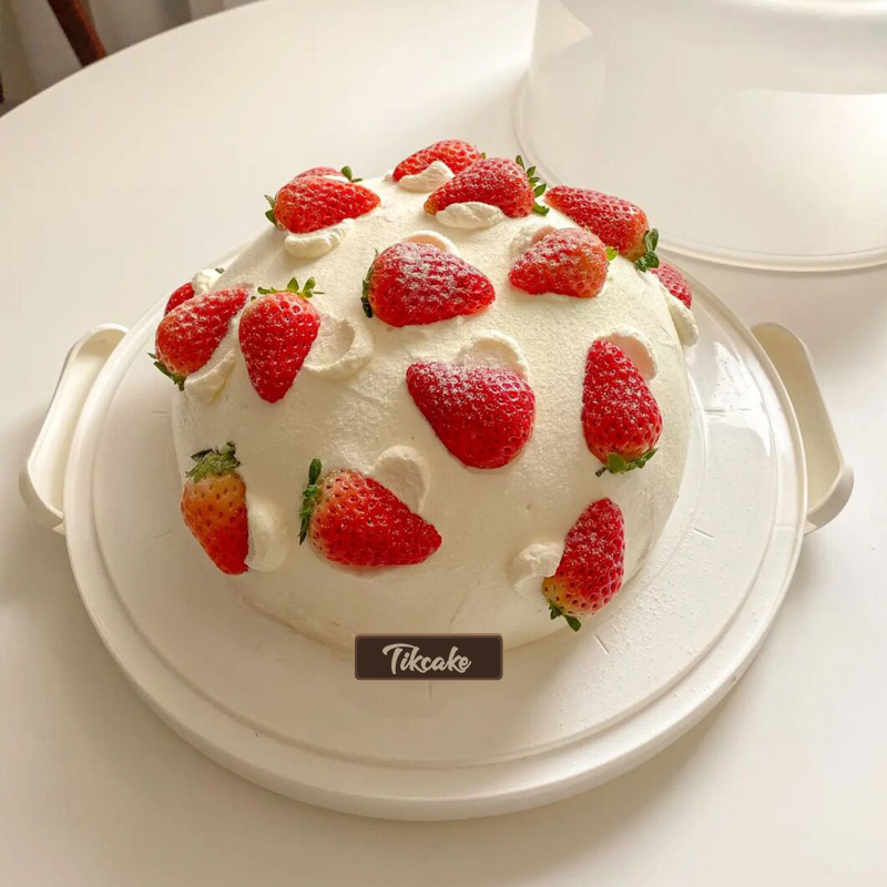 简约球形草莓鲜奶蛋糕 女朋友生日可以送哪些礼物？生日蛋糕推荐