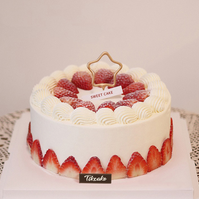 简约款网红草莓鲜奶蛋糕 女朋友生日买个什么样的蛋糕？送女友的生日蛋糕有哪种款式