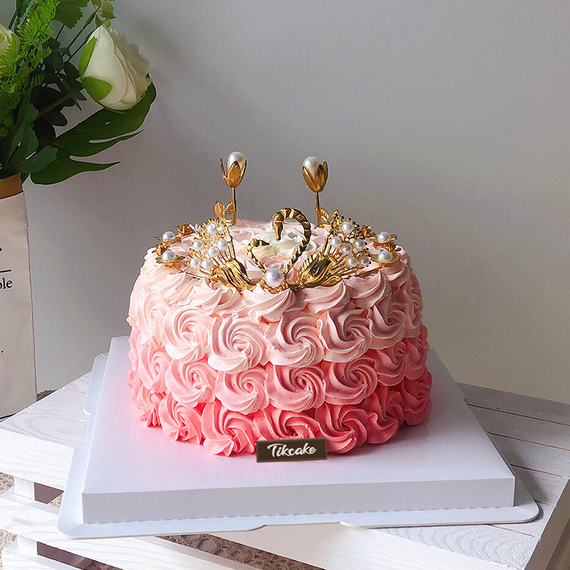 天鹅皇冠网红奶油蛋糕 室友生日可以送什么作为礼物？生日蛋糕指南