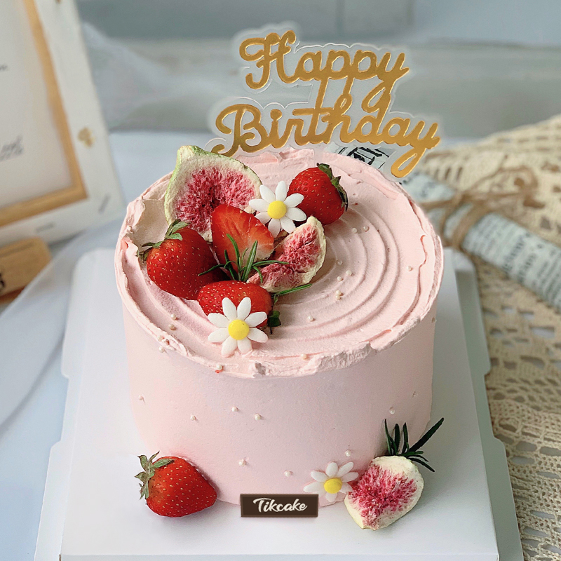 简约风草莓蛋糕 给妈妈准备生日礼物哪些可以送？预订生日蛋糕去哪好