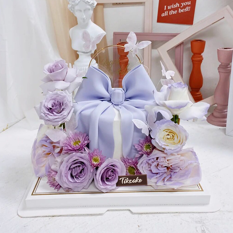 紫色鲜花主题翻糖鲜奶蛋糕 