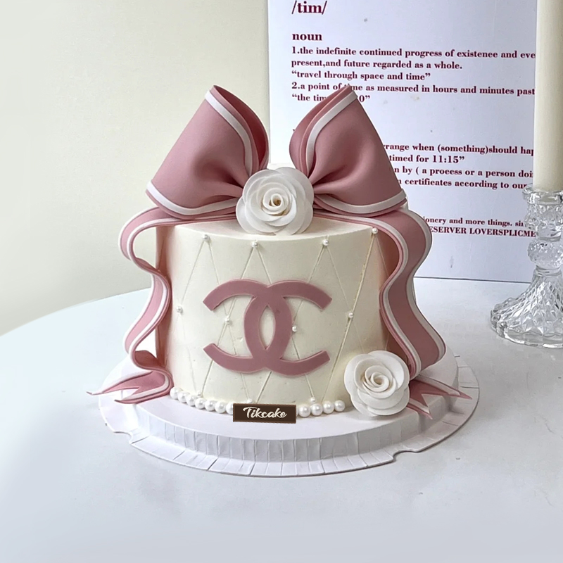 粉色系香奈儿主题翻糖鲜奶蛋糕