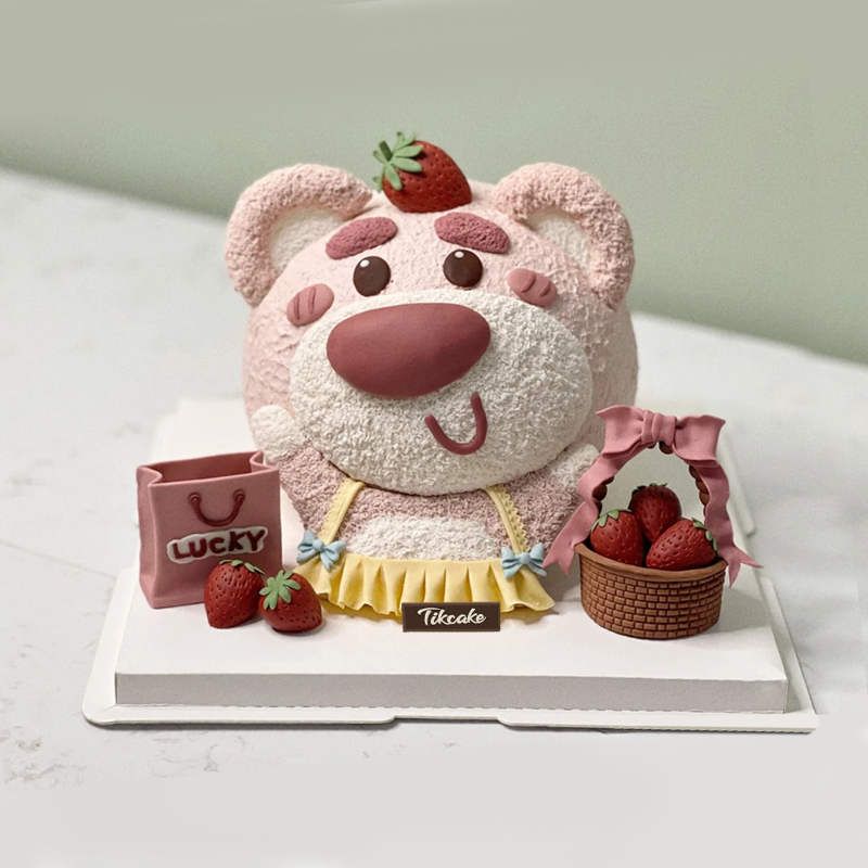 可爱草莓熊翻糖鲜奶蛋糕