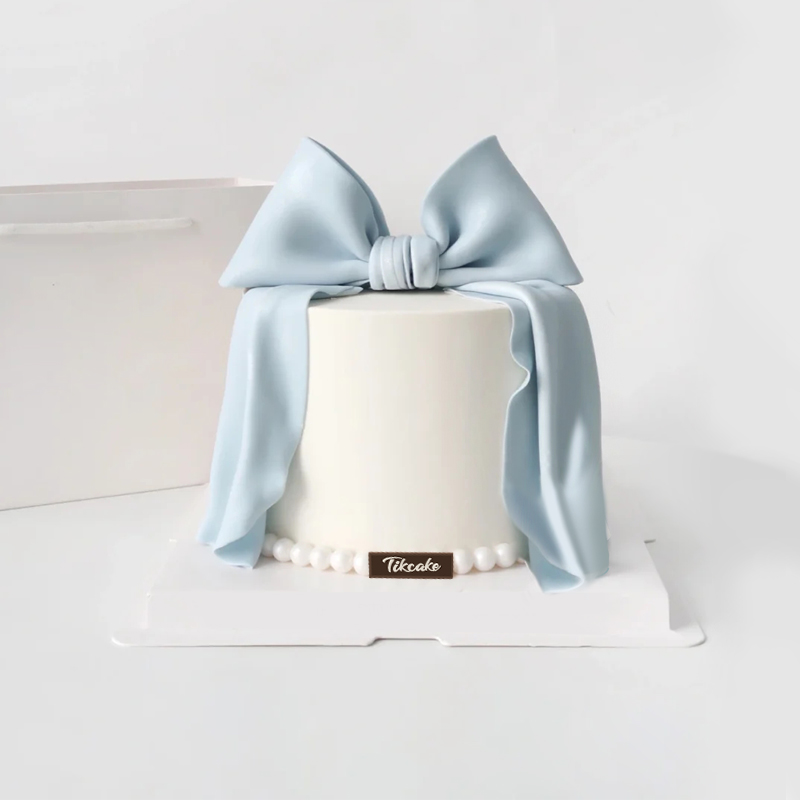 淡蓝色翻糖蝴蝶结鲜奶蛋糕