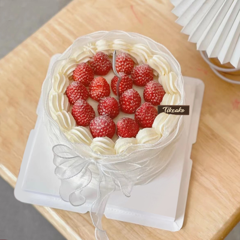 简约款草莓主题蛋糕
