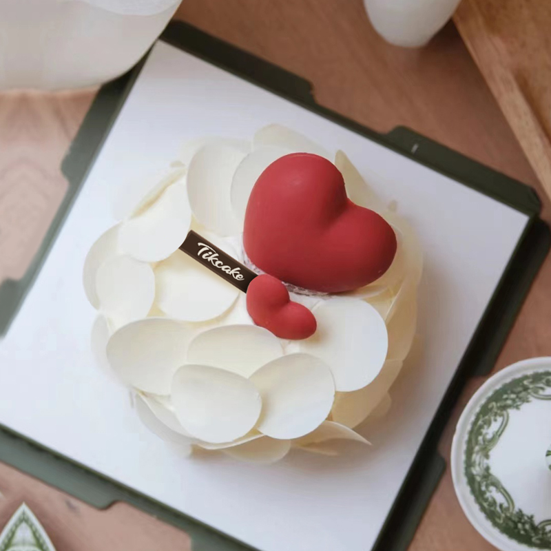 爱之告白-白巧克力爱心主题鲜奶蛋糕