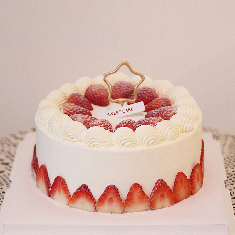 简约款网红草莓鲜奶蛋糕