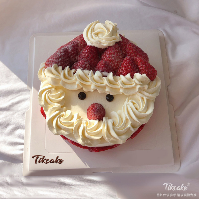 圣诞老人主题草莓鲜奶蛋糕