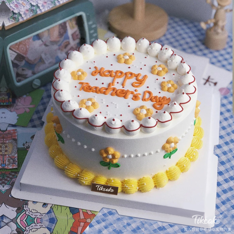 辛勤园丁教师节主题手绘鲜奶蛋糕