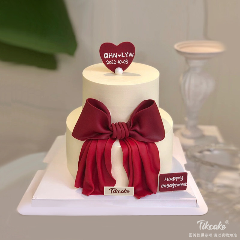 双层红色蝴蝶结翻糖蛋糕