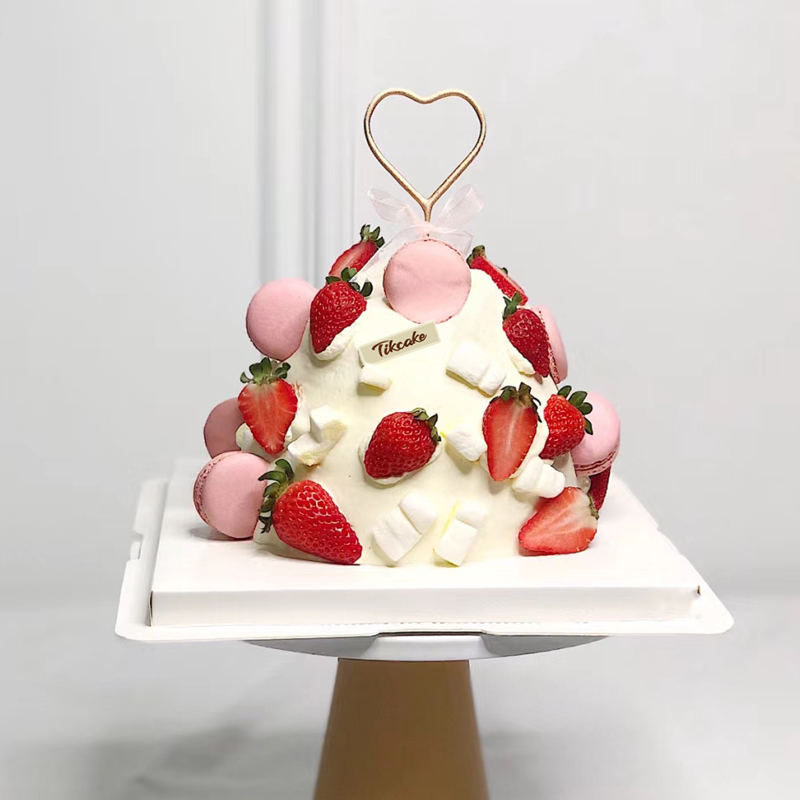马卡龙草莓鲜奶蛋糕