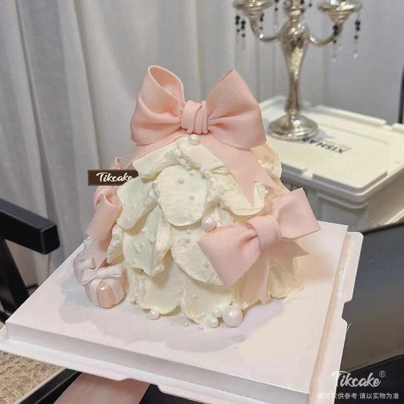 粉色翻糖蝴蝶结蛋糕
