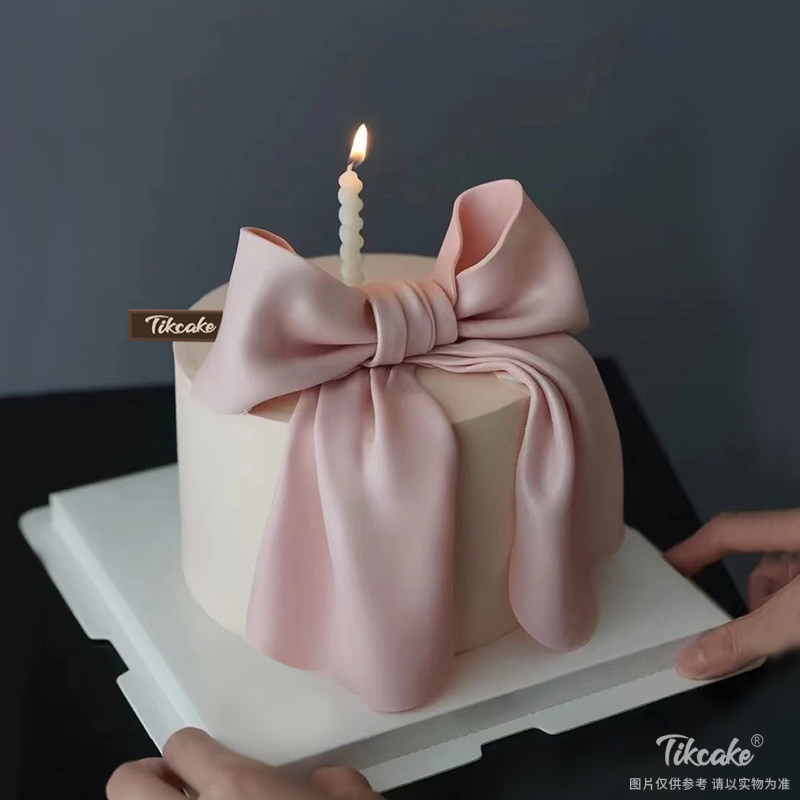 粉色系翻糖蝴蝶结蛋糕