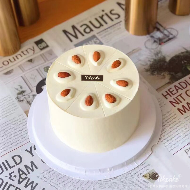 简约巴旦木鲜奶蛋糕