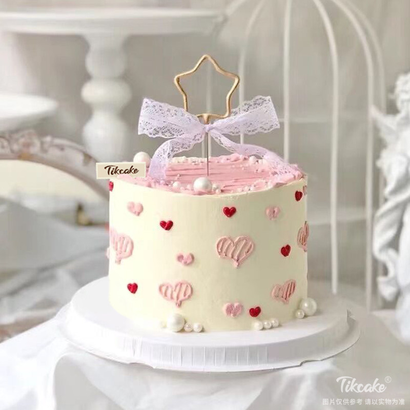 简约粉色爱心主题鲜奶蛋糕