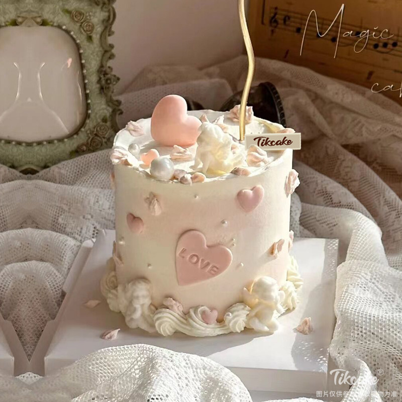 甜蜜粉色系爱心主题鲜奶蛋糕