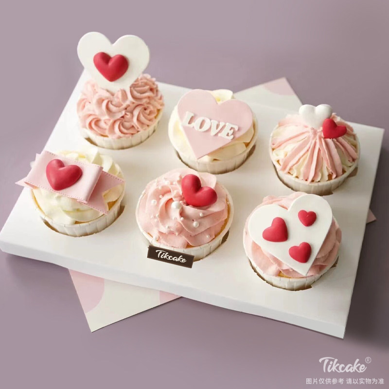 粉色系爱心主题纸杯蛋糕