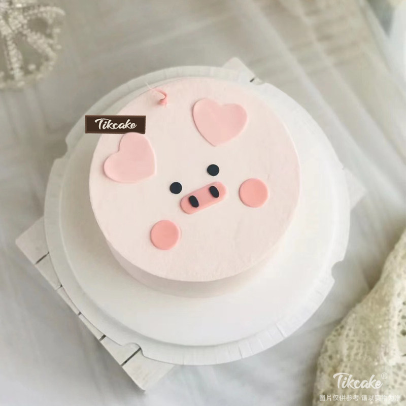 十二生肖猪粉色爱心主题翻糖蛋糕