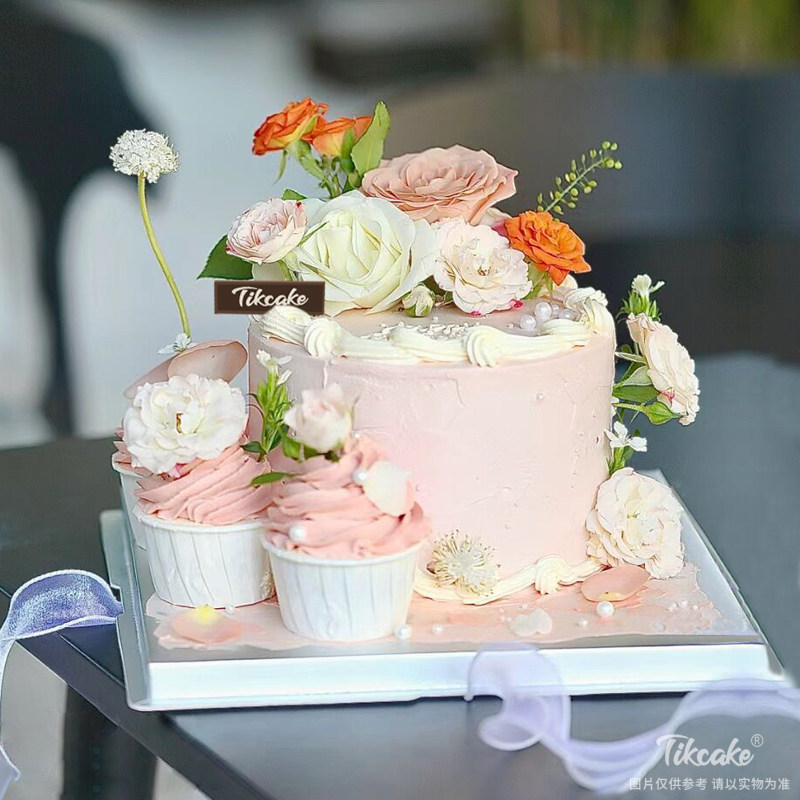 送女神鲜花鲜奶蛋糕（含3个纸杯蛋糕）