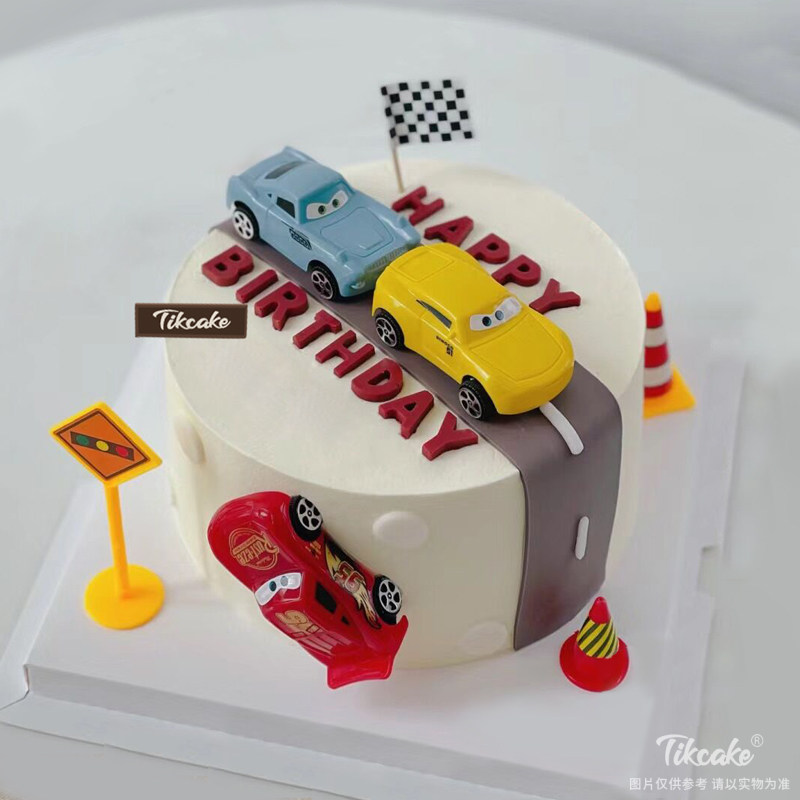 彩色小汽车主题翻糖鲜奶蛋糕