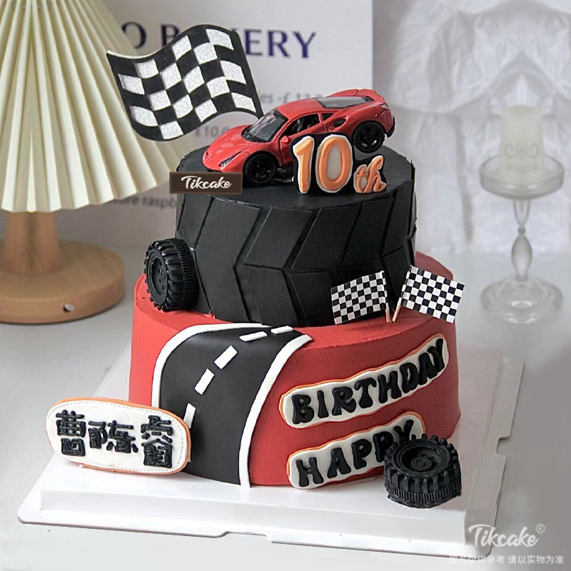 双层赛车主题翻糖鲜奶蛋糕