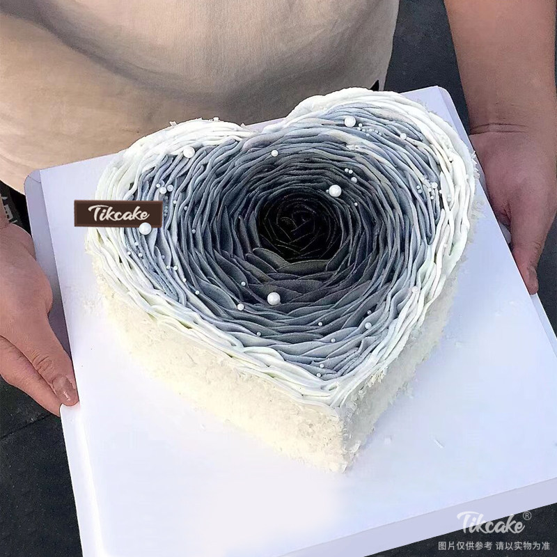 黑色调心形鲜奶蛋糕