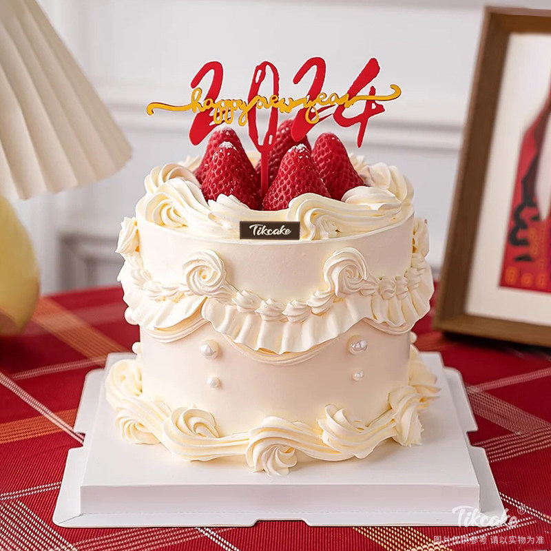 2024复古风新年草莓鲜奶蛋糕