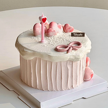 粉色情人节爱心主题鲜奶蛋糕