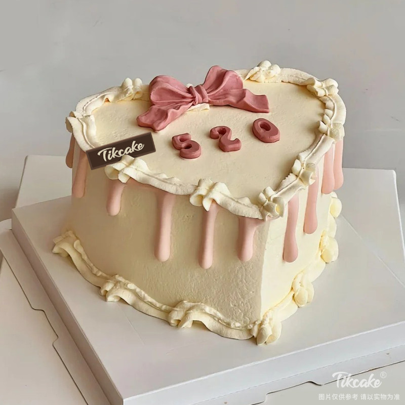 520爱心蝴蝶结主题翻糖鲜奶蛋糕