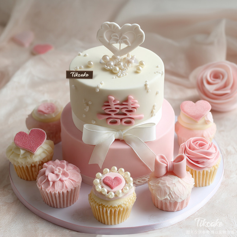 原创婚庆主题双层鲜奶蛋糕（含7个纸杯蛋糕）