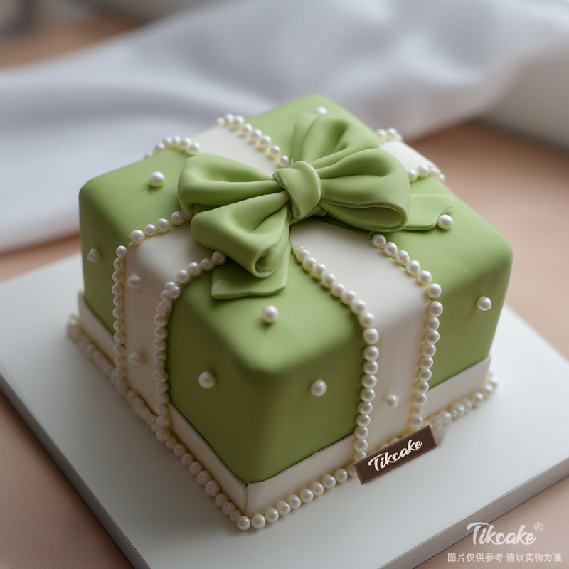 原创简约优雅翻糖鲜奶蛋糕